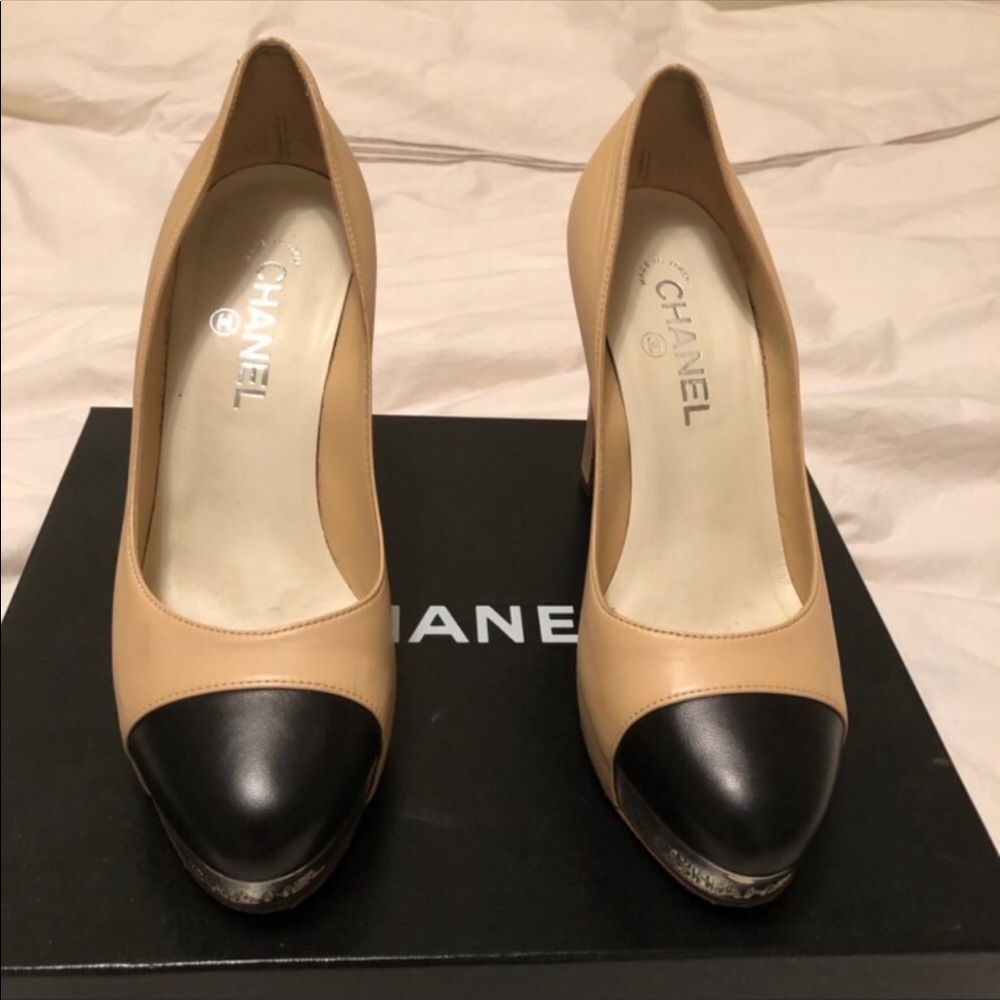 !!SOLD!! Chanel Nude/Black Pumps